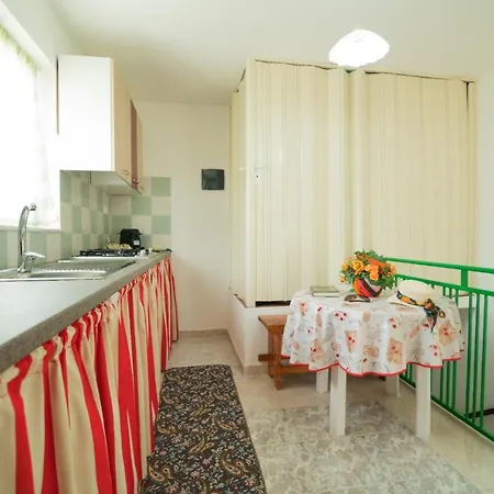 Via San Bartolomeo Primo Piano E Terrazzo Appartamento *